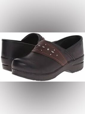 Dansko clog pavan stapled stud brown black size 40 milled leather lightly worn